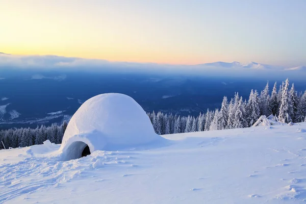 Big round igloo stands on mountains. — Stock Photo, Image