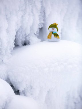 Yeşil şapkalı güzel rüya kardan adam.