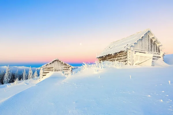 산에서 흰 눈의 사막에 있는 두 외로운 집. — 스톡 사진
