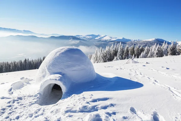Eskimo evi izole turist üzerinde yüksek mountai duruyor