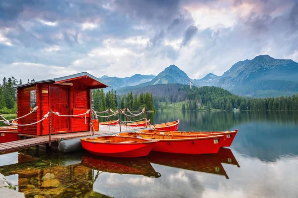 Лодки мечтают, спокойное озеро, фантастические горы и облака фло — стоковое фото