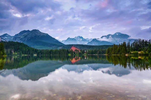 Beautiful landscape opens from the lake. — Stock Photo, Image
