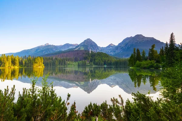 Breathtaking mountain views and a quiet lake. — Stock Photo, Image