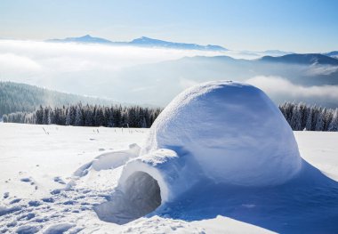  Eskimo evi izole turist dağda duruyor.