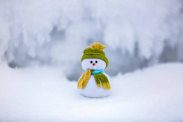雪人在漂亮的帽子和围巾与红色鼻子. — 图库照片