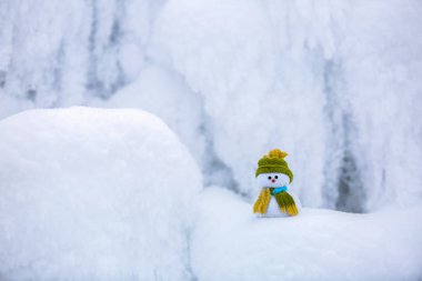 Küçük bir kardan adam bir şapka ve atkı.