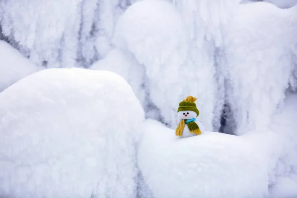 Um boneco de neve com chapéu e cachecol . — Fotografia de Stock