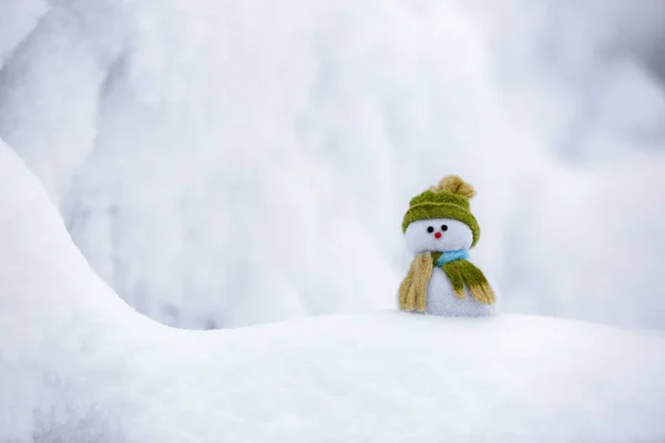 緑の帽子の素敵な夢を見て雪だるま. — ストック写真