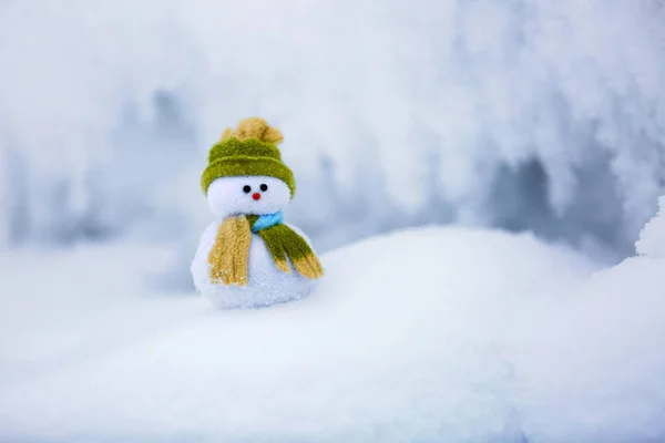눈사람 산타의 도우미는 서 녹색 모자. — 스톡 사진