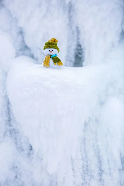 Pupazzo di neve assistente del Babbo Natale è in piedi in cappello verde . — Foto Stock