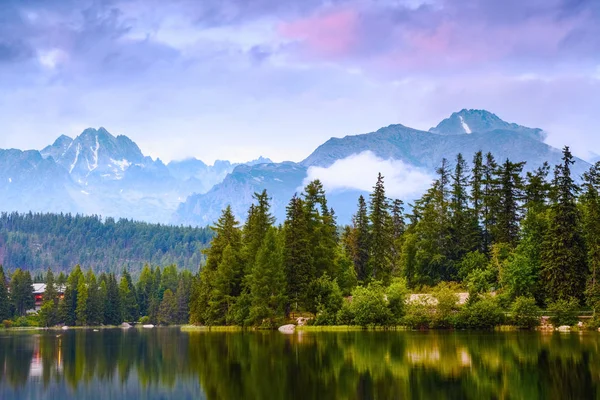 Lago tranquilo, montañas fantásticas y cielo . — Foto de Stock