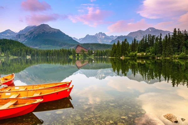 Спокойное озеро, фантастические горы и небо . — стоковое фото