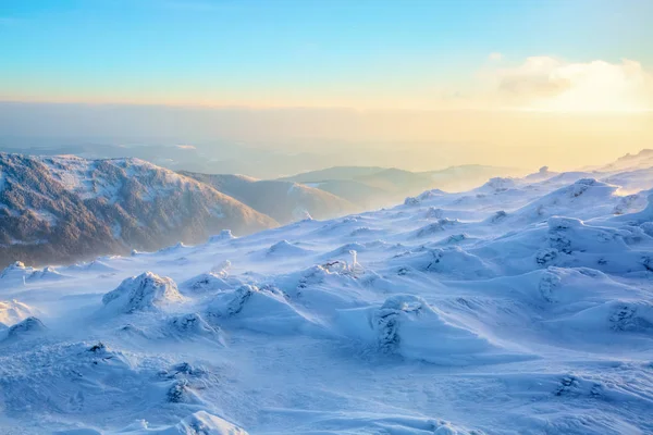 山の高い魔法の冬の日の出. — ストック写真