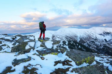 Büyük bir sırt çantası ile bir spor muhabiri.