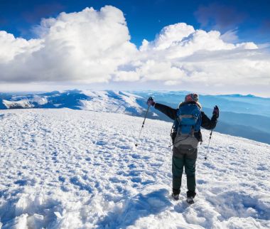 Rüya gibi kız harika bir spor sırt çantası ile yürüyüş.