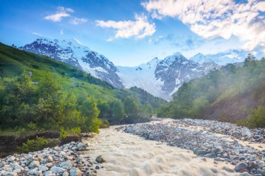 Güzel dağ dere renkli taşlarla.