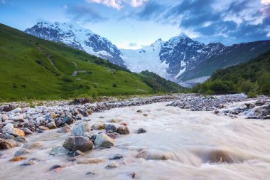Nehirden shore fantastik buzul üzerinde görünümü açılır..