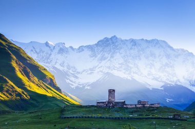 Ushguli Köyü karla kaplı eteklerinde büyüleyici bir görünüm