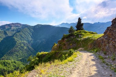 Yüksek Caucasus mountai aşağı bir uçurum ile geniş bir yol açar