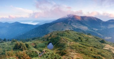 Dağlarda yüksek yolu ile yeşil çim.