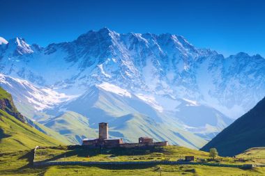 Ushguli Köyü karla kaplı eteklerinde büyüleyici bir görünüm