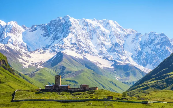 Une vue fascinante sur le village d'Ushguli au pied de la neige plafonnée — Photo