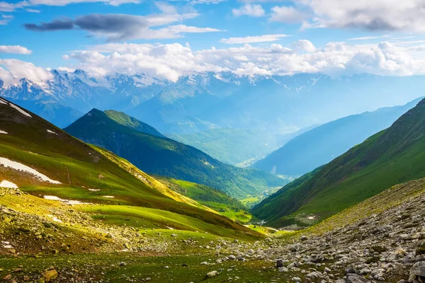 Dağlar bulutlar ve sun ray. 