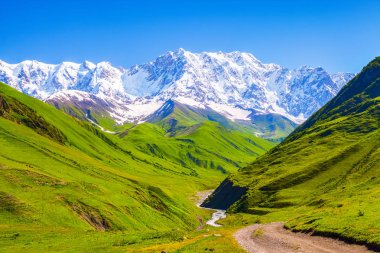 Geniş yoldan taşlarla.