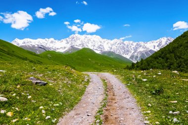 Geniş yoldan taşlarla.