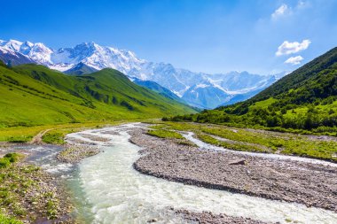 Güzel dağ dere renkli taşlarla. 