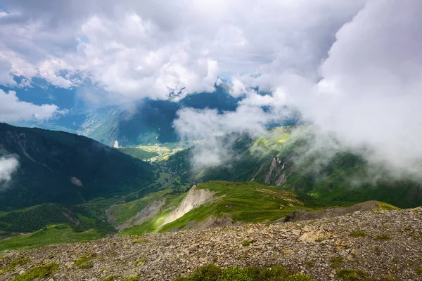 Альпийский пейзаж с горами и газонами . — стоковое фото