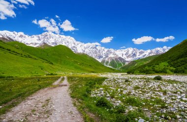 Geniş yoldan taşlarla.