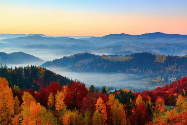 Do gramado paisagens abertas com montanhas . — Fotografia de Stock