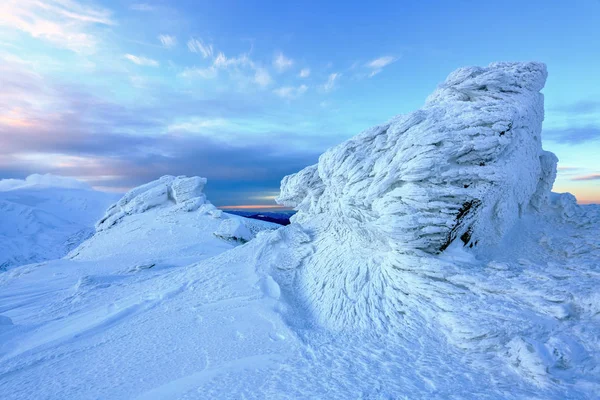 冰在蔚蓝的天空，黑色的山脉在哪里看到背景下的山峰。冬天纹理背景. — 图库照片