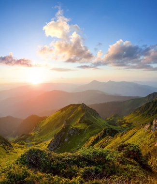 Güzel gün doğumuyla dağ manzarası, bulutlu gökyüzü ve turuncu renkli ufuk. Bahar güneşli bir sabah. Duvar kağıdı arka planı. Turistik Maramures, Carpathian, Ukrayna, Avrupa.
