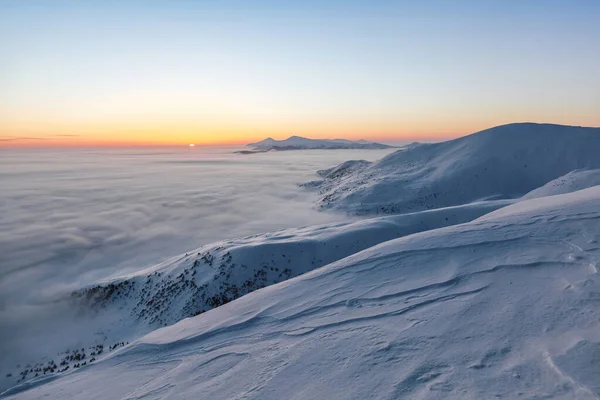 高い山、朝の霧と美しい日の出と風景。オレンジの空冬の風景。壁紙の背景。場所カルパティア,ウクライナ,ヨーロッパ. — ストック写真