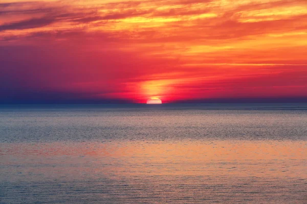 Красивый Закат Отражается Море Небо Оранжевыми Желтыми Облаками Потерянное Место — стоковое фото