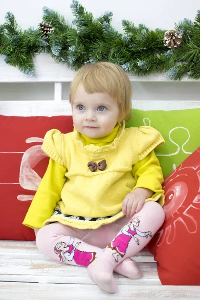 Маленька дівчинка в різдвяних прикрасах — стокове фото