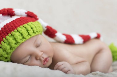 Uyuyan yeni doğmuş bebek.