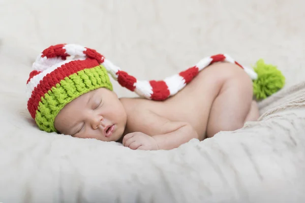 Спящий новорожденный ребенок в обертке — стоковое фото