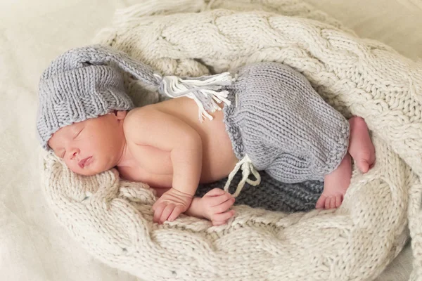 Bebê recém-nascido adormecido em um envoltório — Fotografia de Stock
