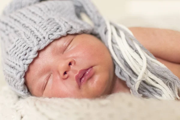 Bebê recém-nascido adormecido em um envoltório — Fotografia de Stock