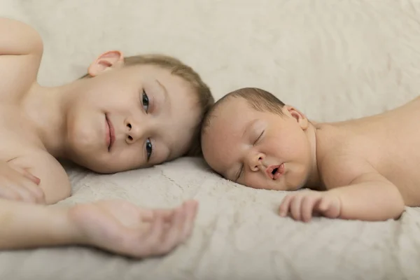 Lindo hermano mayor con nuevo bebé recién nacido —  Fotos de Stock