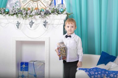 Noel hediyeleri evde olan küçük şirin çocuk