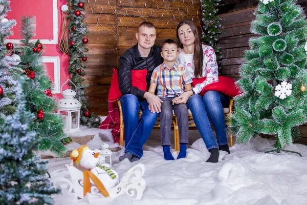 Família trocando presentes na frente da árvore de Natal — Fotografia de Stock