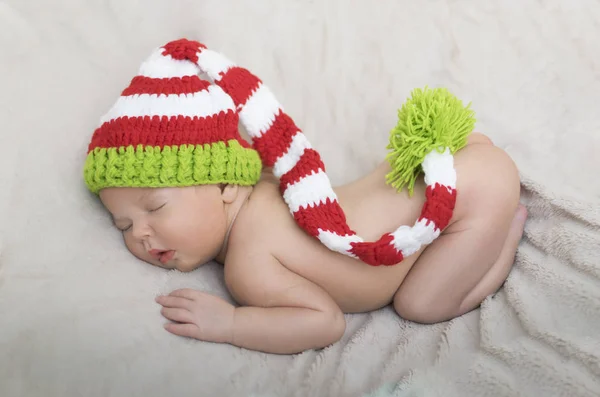 Bebé recién nacido dormido en una envoltura — Foto de Stock