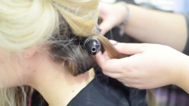 Profesyonel saç saçları bir kız model bir güzellik salonu veya stüdyo için