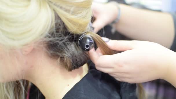 Professionele haar tresses voor het model van een meisje in een schoonheidssalon of in de studio — Stockvideo