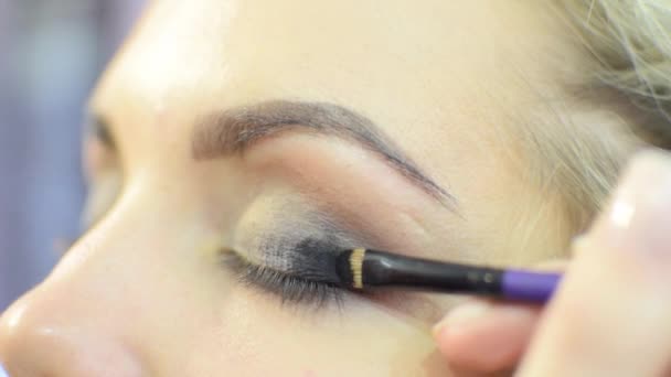 Maquiagem profissional Olhos fumegantes para os modelos da menina — Vídeo de Stock