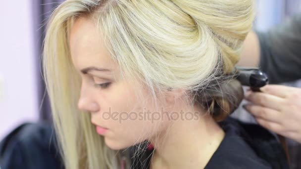 Profesionální vlasy kadeře pro model dívka v salonu krásy nebo ve studiu — Stock video